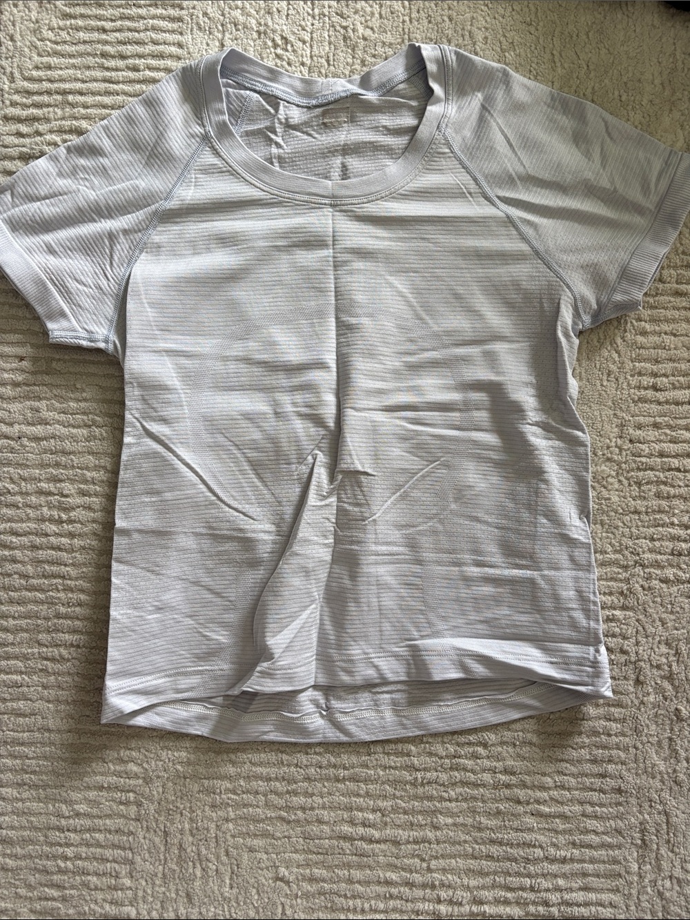 Women’s Lululemon Swiftly Tech ShortSleeve 2.0
Waist Length
Size 6-purple/white